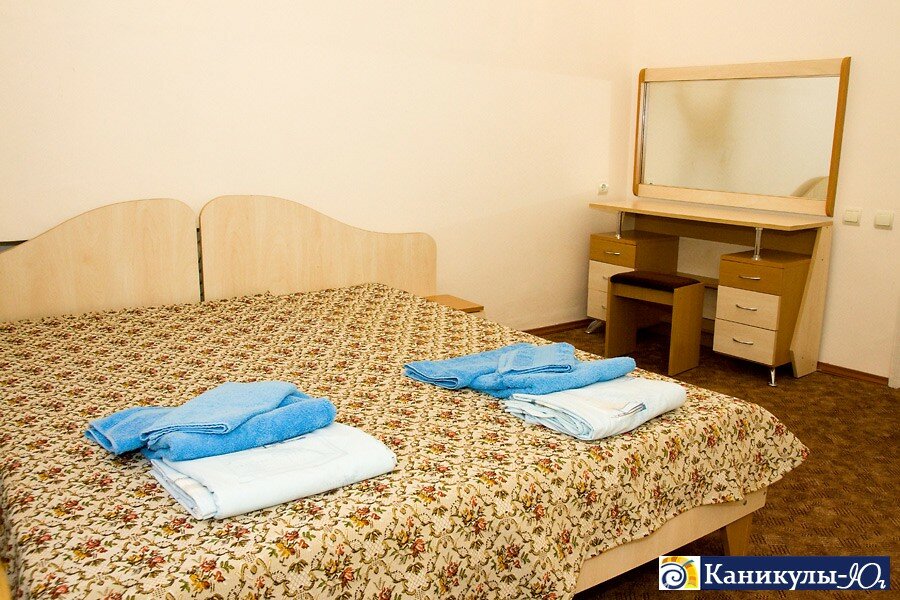 Спальня в 2-комнатном номере санатория 'Ударник'