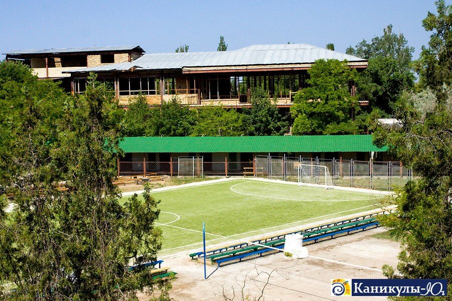 Вид на футбольное поле из детского корпуса ДОЛ-пансионата 'Жемчужина'
