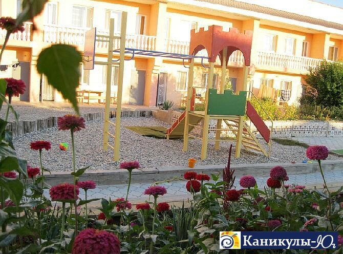 Детская площадка на территории турбазы 'Акватория'