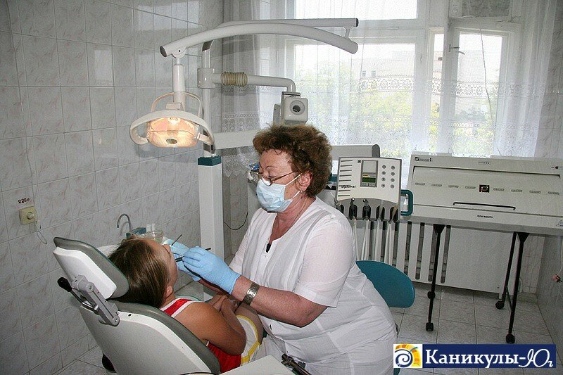 На приеме у стоматолога в санатории 'Днепр'.